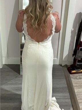 Ivory Lace-Back Wedding Dress - Elegant Open Back Bridal Gown